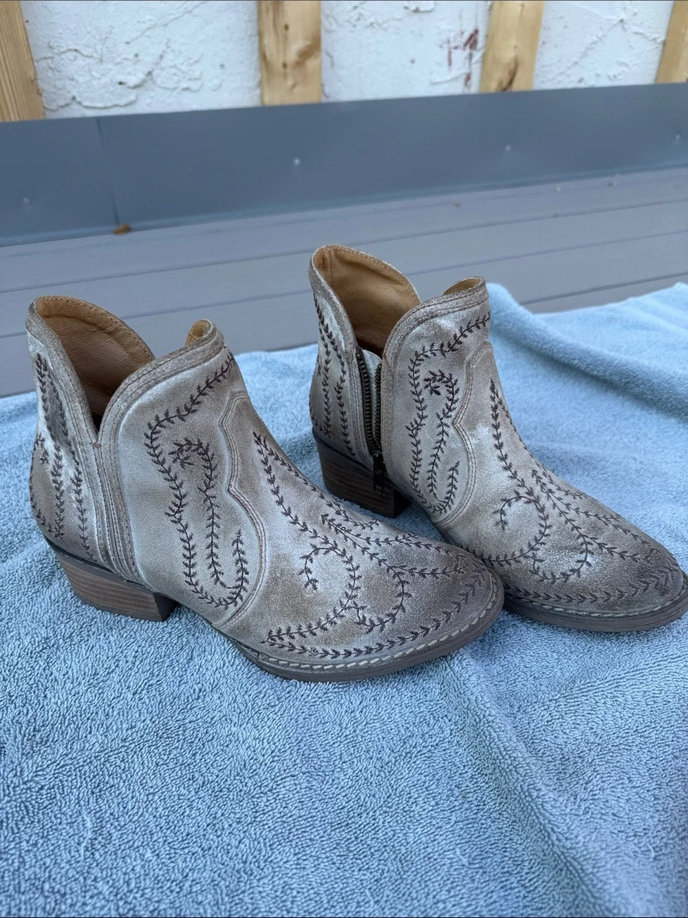 Sterling River Taupe Women’s Embroidered Western Ankle Boots Size 7.5